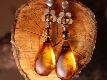 廣州白云機(jī)場(chǎng)進(jìn)口烏克蘭琥珀原石報(bào)關(guān)費(fèi)用代理案例